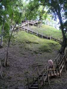 Escalinada de acceso a la cima de un edificio maya soterrado