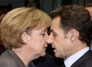 Angela Merkel y Nicolas Sarkozy se saludan.